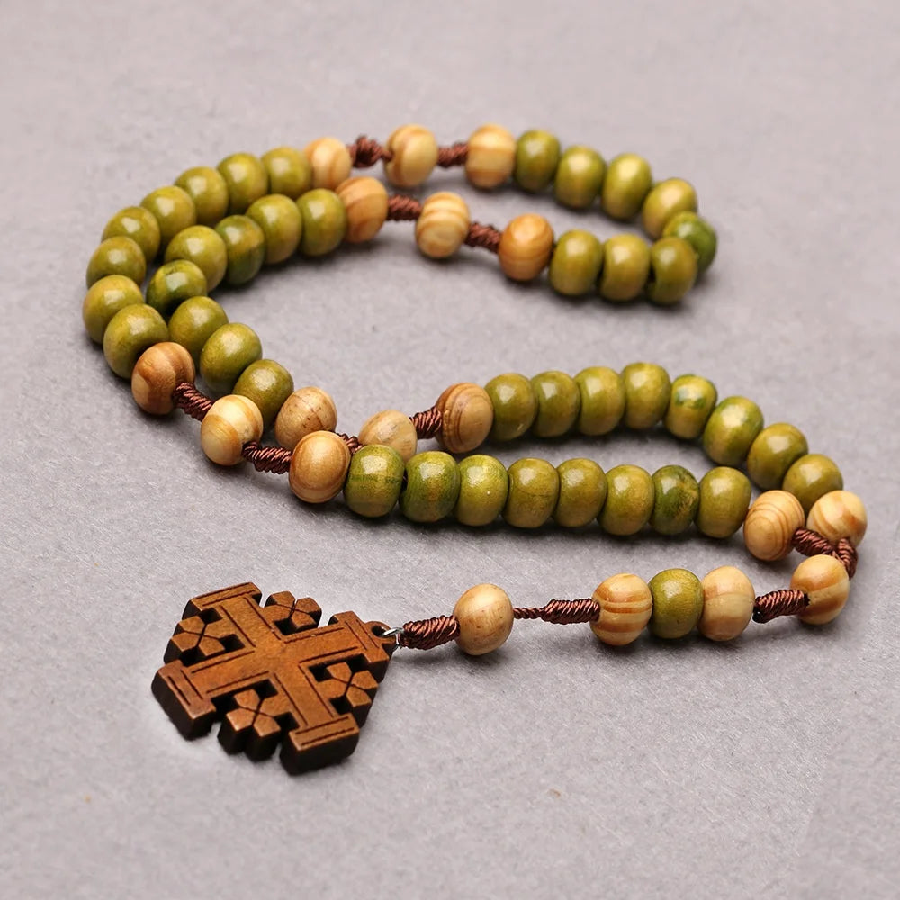 Collier religieux rétro – Croix de Jérusalem en bois avec chapelet.