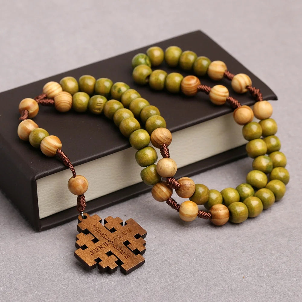 Collier religieux rétro – Croix de Jérusalem en bois avec chapelet.