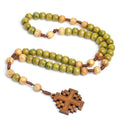 Collier religieux rétro – Croix de Jérusalem en bois avec chapelet.